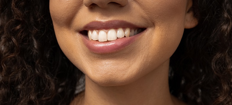 Pasta de dente com nanopartículas de cálcio e flúor apresenta bom desempenho contra desmineralização do esmalte dentário
